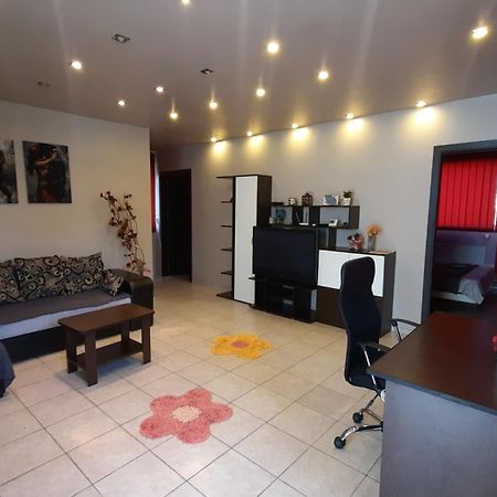 Spacious, Modern Condo In New Villa - Sleeps 6 Bucharest Exterior photo