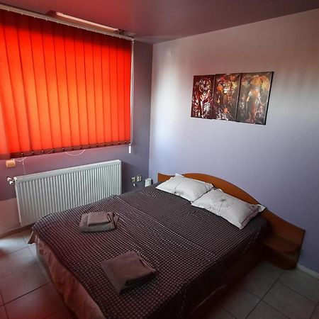 Spacious, Modern Condo In New Villa - Sleeps 6 Bucharest Exterior photo