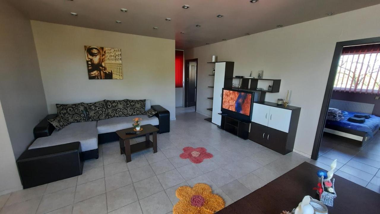 Spacious, Modern Condo In New Villa - Sleeps 6 Bucharest Exterior photo